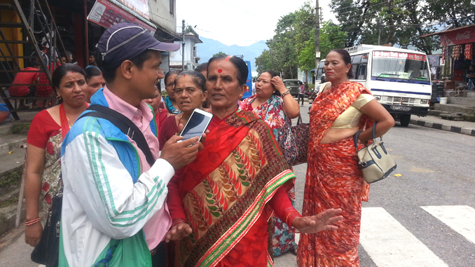 Talkikng to a mediaman, Local women expressing their dissatisfaction over President Bidhya Devi Bhandari who failed to receive their welcome as offering of flowers in Pokhara on Thursday. Picture : Recentfusion.com