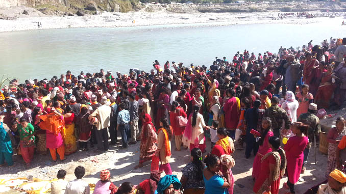 Devotees arrive to take holy bath at Seti River bank in Pokhara on Friday. Picture: Recentfusion.com
